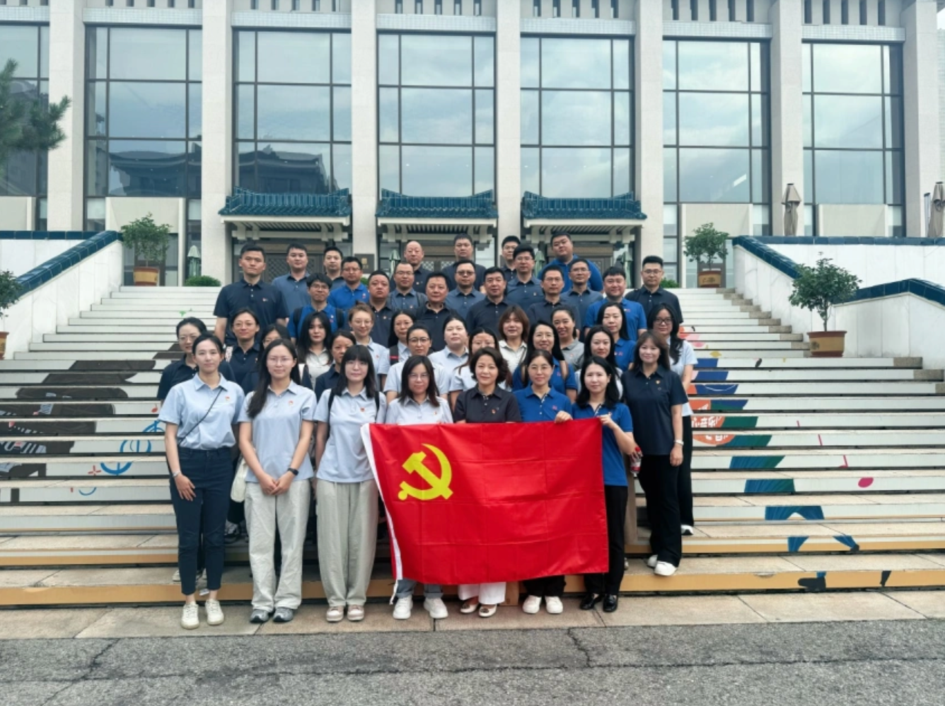 銘記歷史，砥礪前行—— 中建材信息各黨支部開展《南京照相館》觀影活動