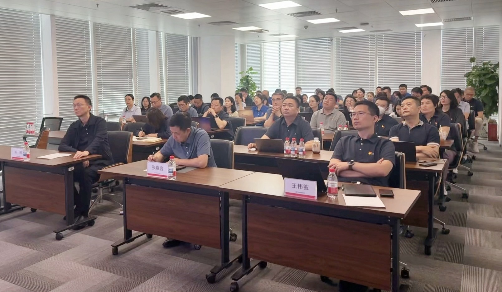 中建材信息黨總支召開深入貫徹中央八項(xiàng)規(guī)定精神學(xué)習(xí)教育警示教育大會暨專題黨課